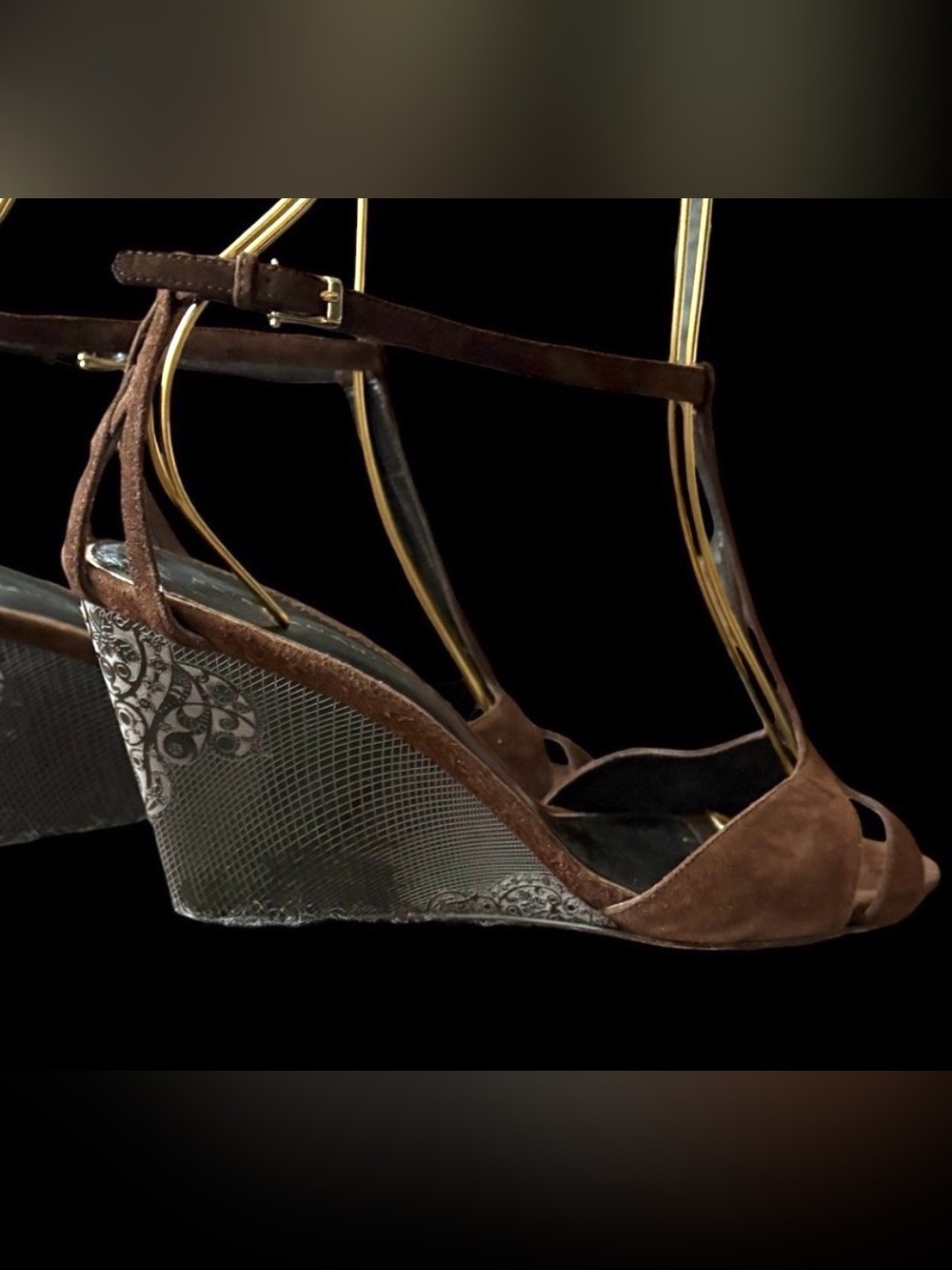 👡ELLIE TAHARI Vintage Brown Suede T-strap w/ Carved Design Wedge Heel, Sz 41EU